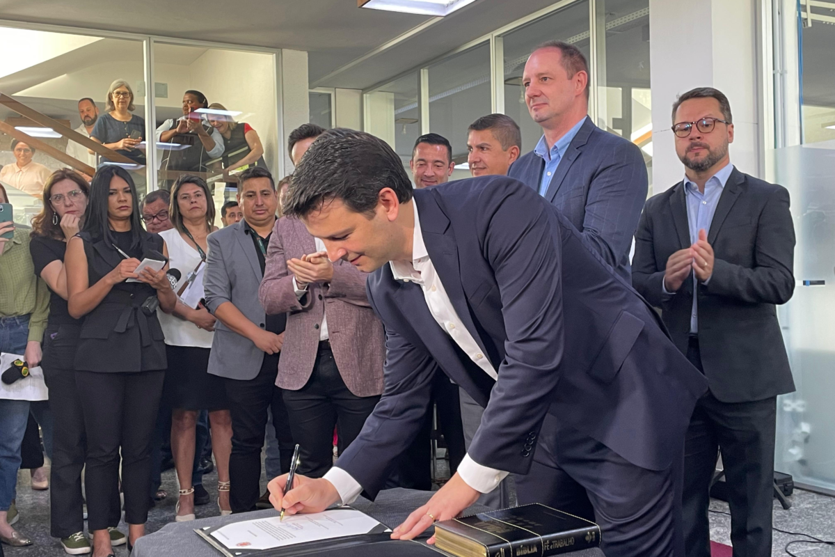 https://cbncuritiba.com.br/wp-content/uploads/2025/01/Eduardo-Pimentel-assina-decreto-que-reduz-em-metade-a-tarifa-do-transporte-aos-domingos-e-feriados-1.png