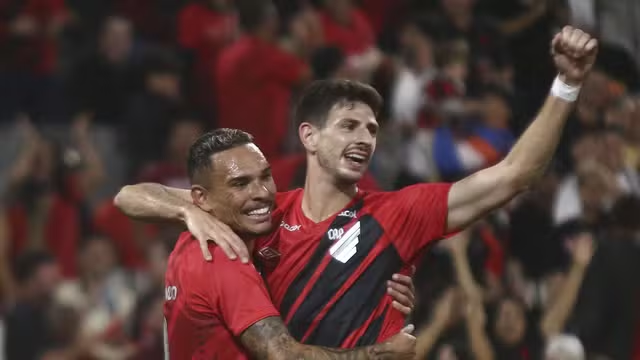 Athletico goleia o Rio Branco-PR e assume a liderança do Paranaense